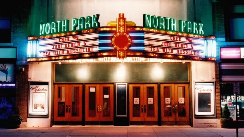 复古电影院外观展示久久热的文化氛围